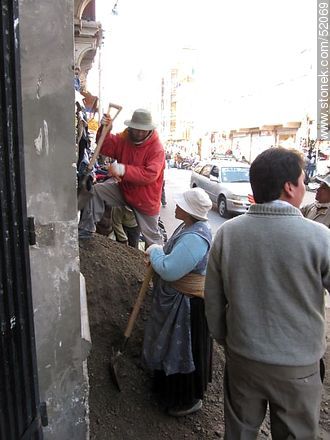 Woman with shovel. Man with shovel. - Bolivia - Others in SOUTH AMERICA. Photo #52069
