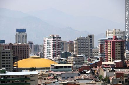 Vista de un sector de la ciudad de La Paz. Con techo amarillo, el coliseo Julio Borelli - Bolivia - Otros AMÉRICA del SUR. Foto No. 52123