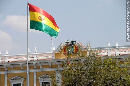 Bandera y escudo bolivianos del Palacio de Gobierno en la calle Comercio de La Paz - Bolivia - Otros AMÉRICA del SUR. Foto No. 52174
