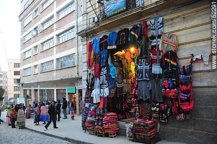 Tienda de venta de souvenirs, recuerdos y vestimenta típica - Bolivia - Otros AMÉRICA del SUR. Foto No. 52291