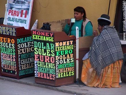 Cambio de moneda en la Av. 6 de Agosto en Copacabana, Bolivia - Bolivia - Otros AMÉRICA del SUR. Foto No. 52380