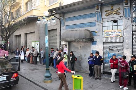 Fila de personas en una calle de La Paz - Bolivia - Otros AMÉRICA del SUR. Foto No. 52372