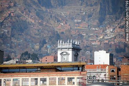 Torreta con reloj con el fondo de las montañas de La Paz - Bolivia - Otros AMÉRICA del SUR. Foto No. 52799