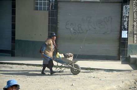 Señora con una carretilla.  La mujer en trabajo duro. - Bolivia - Otros AMÉRICA del SUR. Foto No. 52775