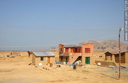 Vivienda próxima al lago Titicaca en Ruta 2 de Bolivia - Bolivia - Otros AMÉRICA del SUR. Foto No. 52726