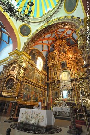 El altar de plata con altares tallados en cedro de Nicaragua y pan de oro con obras de la escuela cuzqueña decoran la Basilica. - Bolivia - Otros AMÉRICA del SUR. Foto No. 52512