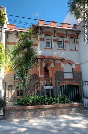 Antigua casa de dos plantas de la calle Ramón Masini y Santiago Vázquez - Departamento de Montevideo - URUGUAY. Foto No. 53907