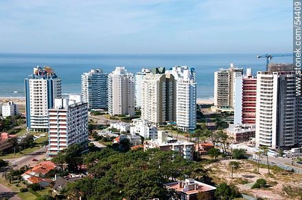 Edificios de la avenida Chiverta - Punta del Este y balnearios cercanos - URUGUAY. Foto No. 54409
