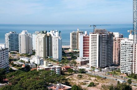 Edificios de la avenida Chiverta. - Punta del Este y balnearios cercanos - URUGUAY. Foto No. 54400