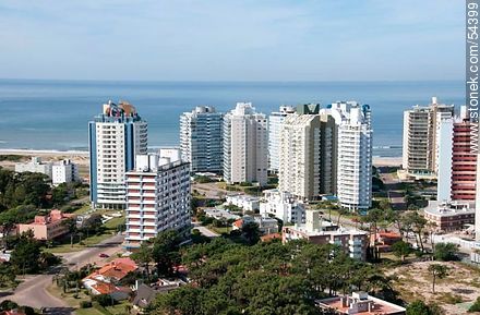 Edificios de la avenida Chiverta. - Punta del Este y balnearios cercanos - URUGUAY. Foto No. 54399