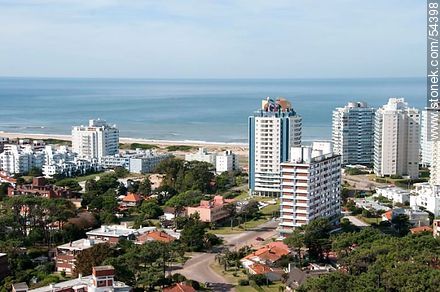 Edificios de la avenida Chiverta. - Punta del Este y balnearios cercanos - URUGUAY. Foto No. 54398