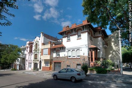 House on the street Izcua Barbat - Department of Montevideo - URUGUAY. Photo #54917