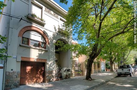 Casas de la calle Izcua Barbat - Departamento de Montevideo - URUGUAY. Foto No. 54885