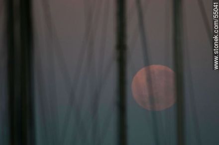 Luna llena al amanecer entre mástiles de veleros - Departamento de Maldonado - URUGUAY. Foto No. 55041