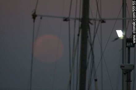 Luna llena al amanecer entre mástiles de veleros - Departamento de Maldonado - URUGUAY. Foto No. 55155