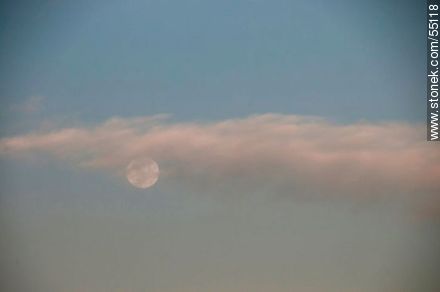 Luna llena entre las nubes del amanecer - Departamento de Maldonado - URUGUAY. Foto No. 55118