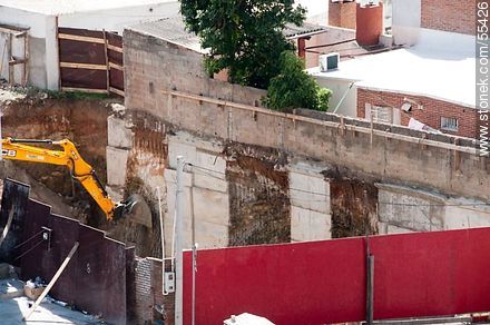 Pala excavando terreno lindero a una casa apuntalada - Departamento de Montevideo - URUGUAY. Foto No. 55426
