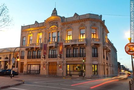 Teatro Bartolomé Macció al anochecer - Departamento de San José - URUGUAY. Foto No. 55441