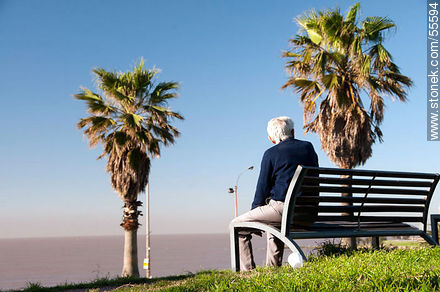 Elderly facing the Río de la Plata - Department of Montevideo - URUGUAY. Photo #55594