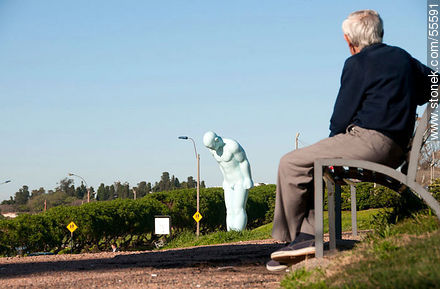Elderly  watching the Greeting man statue - Department of Montevideo - URUGUAY. Photo #55591