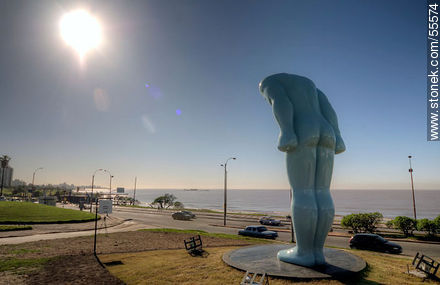 El hombre que saluda, Greeting man, mirando a Corea. - Departamento de Montevideo - URUGUAY. Foto No. 55574