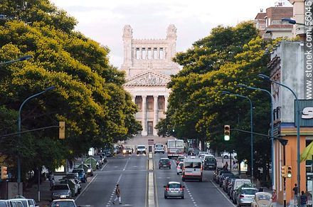 Avenida del Libertador Lavalleja. Al fondo, el Palacio Legislativo. - Departamento de Montevideo - URUGUAY. Foto No. 56045