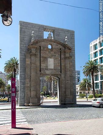 Puerta de la Ciudadela - Department of Montevideo - URUGUAY. Photo #56082