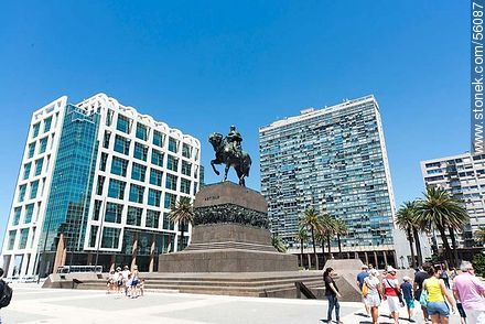 Plaza Independencia. Monumento a Artigas rodeado de la torre Ejecutiva, el edificio Ciudadela y algunos turistas. - Departamento de Montevideo - URUGUAY. Foto No. 56087