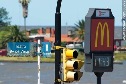 Carteles y semáforo - Departamento de Montevideo - URUGUAY. Foto No. 56272