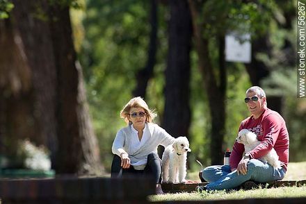 Pareja con sus perros - Departamento de Montevideo - URUGUAY. Foto No. 56267