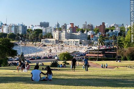 Vista de la playa Ramírez y edificio Mercosur desde las canteras del Parque Rodó - Departamento de Montevideo - URUGUAY. Foto No. 56338