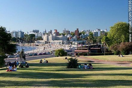 Vista de la playa Ramírez y edificio Mercosur desde las canteras del Parque Rodó - Departamento de Montevideo - URUGUAY. Foto No. 56336