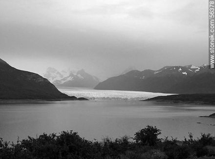 Distant view of the Perito Moreno Glacier. Lake Argentino. -  - MORE IMAGES. Photo #56378