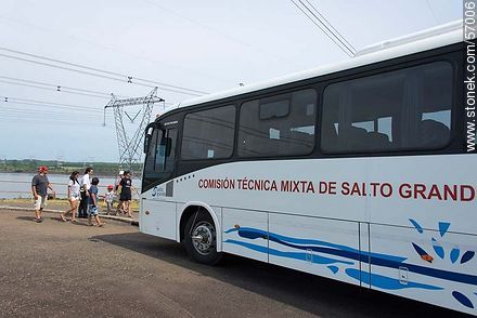 Ómnibus de la Comisión Técnica Mixta de Salto Grande para recorridos guiados - Departamento de Salto - URUGUAY. Foto No. 57006