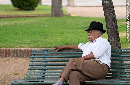 Anciano jubilado descansando en un banco de la plaza - Departamento de Salto - URUGUAY. Foto No. 57249
