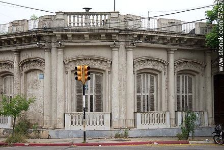 Antiguo edificio frente a la Plaza Artigas - Departamento de Salto - URUGUAY. Foto No. 57247