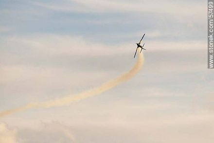 Avión Tucano de la Escuadrilha da Fumaça realizando acrobacias aeronáuticas con humo - Departamento de Montevideo - URUGUAY. Foto No. 57499
