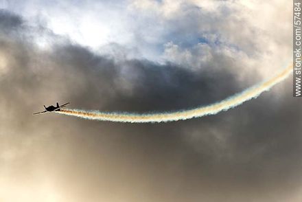 Fumaça Escuadrilha Tucano aircraft  performing aeronautical acrobatics with smoke - Department of Montevideo - URUGUAY. Photo #57484
