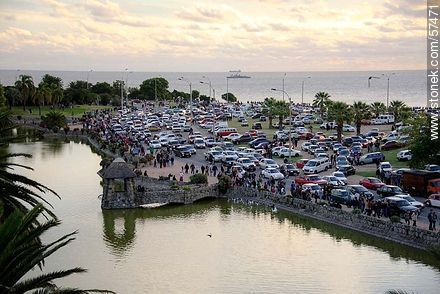 Multitud de automóviles en las canteras del Parque Rodó - Departamento de Montevideo - URUGUAY. Foto No. 57471