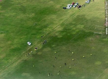 Vista aérea de un partido de fútbol en Paso de la Arena - Departamento de Montevideo - URUGUAY. Foto No. 57967