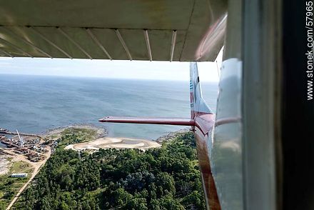Vista de Pajas Blancas, flaps, alerones y timón de cola del avión - Departamento de Montevideo - URUGUAY. Foto No. 57965