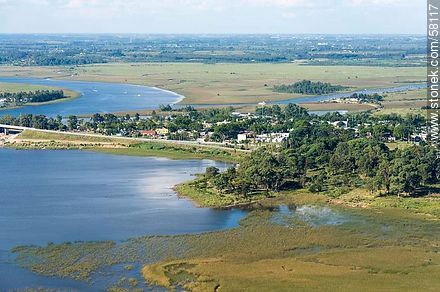 Vista aérea de los humedales del río Santa Lucía. - Departamento de Montevideo - URUGUAY. Foto No. 58117