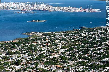 Vista aérea de la ladera este del Cerro, bahía y la ciudad - Departamento de Montevideo - URUGUAY. Foto No. 58135