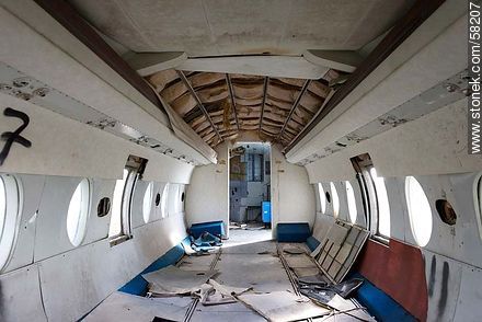 Viejo avión Fokker abandonado en Melilla. Interior del fuselaje - Departamento de Montevideo - URUGUAY. Foto No. 58207
