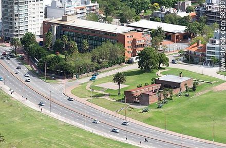 Vista aérea de la Rambla Armenia, Espacio Libre del Arma de Ingenieros, la aduana de Oribe y el Liceo Francés - Departamento de Montevideo - URUGUAY. Foto No. 58339