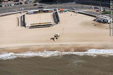 Vista aérea de la playa Pocitos y el escenario para deportes de verano - Departamento de Montevideo - URUGUAY. Foto No. 58383