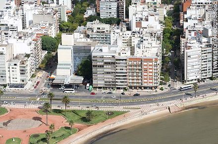 Vista aérea de la Rambla Rep. del Perú. Calles Juan Ma. Pérez y  Solano Antuña. Trouville - Departamento de Montevideo - URUGUAY. Foto No. 58365