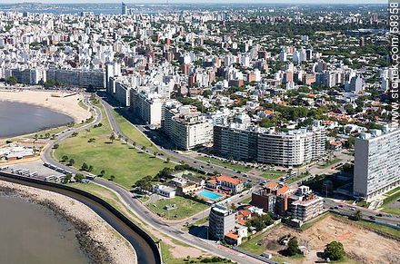Vista aérea de la Rambla República del Perú, Club Banco Comercial y playa Pocitos - Departamento de Montevideo - URUGUAY. Foto No. 58358