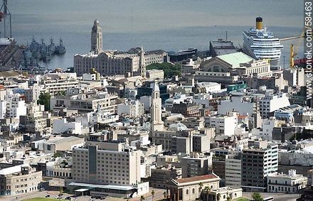 Vista aérea de la Ciudad Vieja, hotel NH Columbia, Correo Central, Banco República, Comando de la Armada y un crucero en el puerto - Departamento de Montevideo - URUGUAY. Foto No. 58463