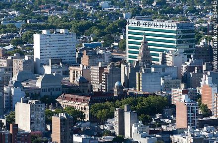 Vista aérea del edificio del Banco Hipotecario y de la DGI. Cúpula del edificio del Ministerio de Salud Pública. IAVA y su observatorio - Departamento de Montevideo - URUGUAY. Foto No. 58445